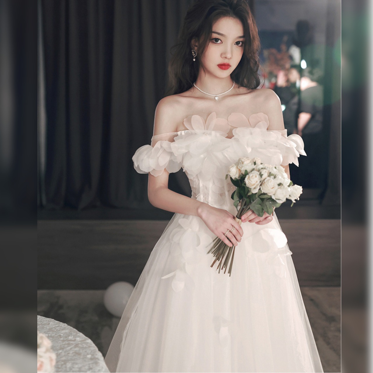 オフショルダー 花びら ウェディングドレス 花嫁 結婚式 前撮り オフショルダー 花びら ウェディングドレス 花嫁 結婚式 前撮り