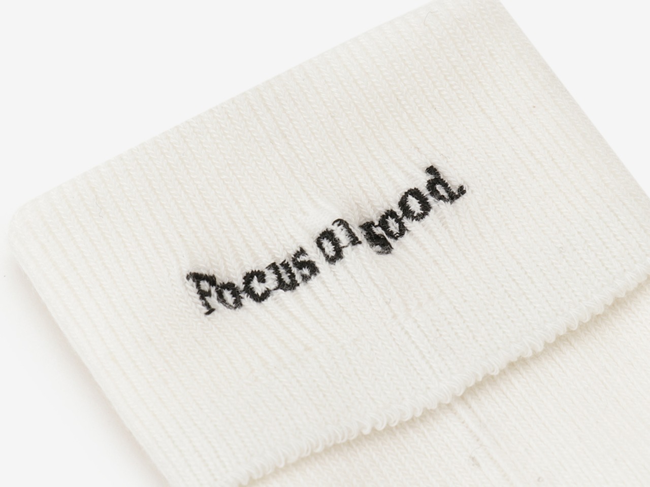 Focus on good. SHORTsocks / WHITE