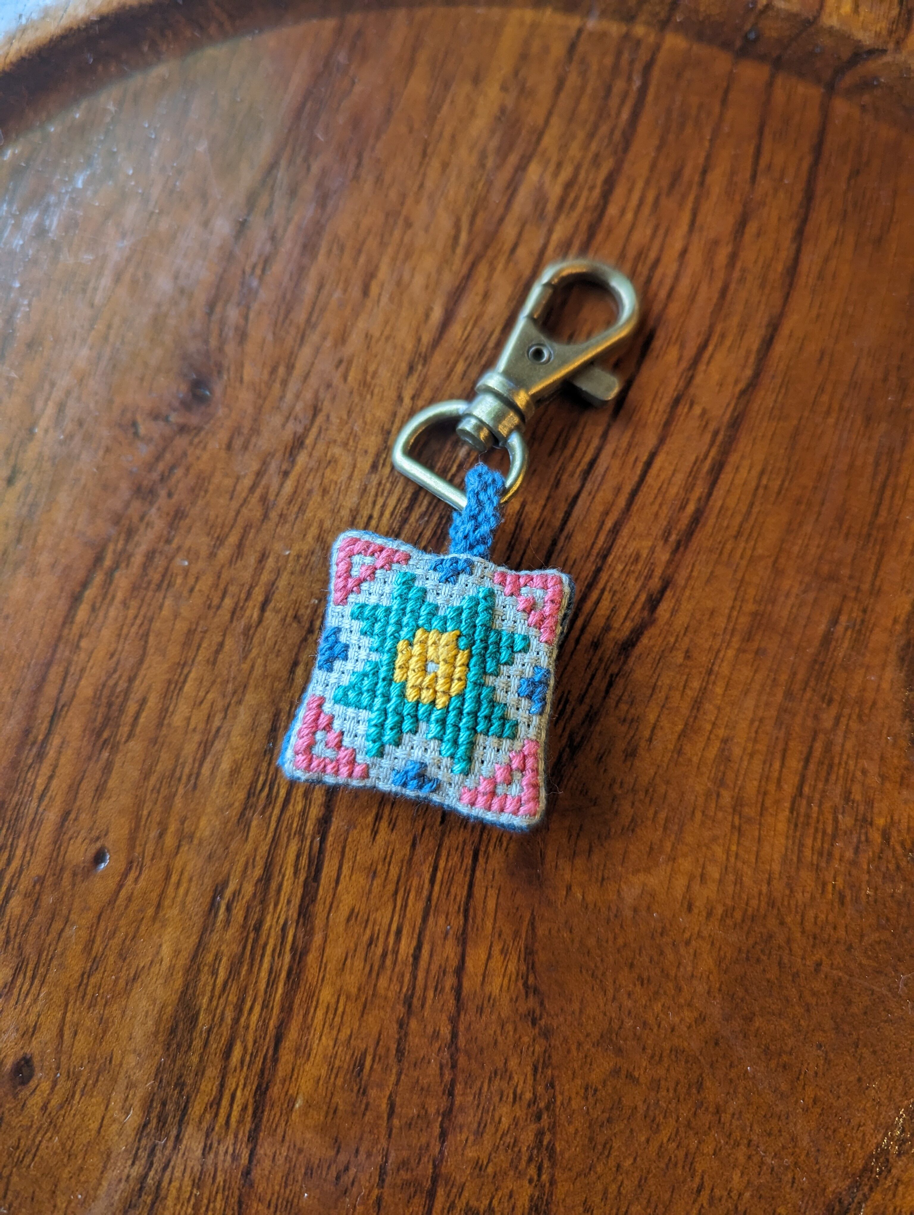 手刺繍existence マースお守り