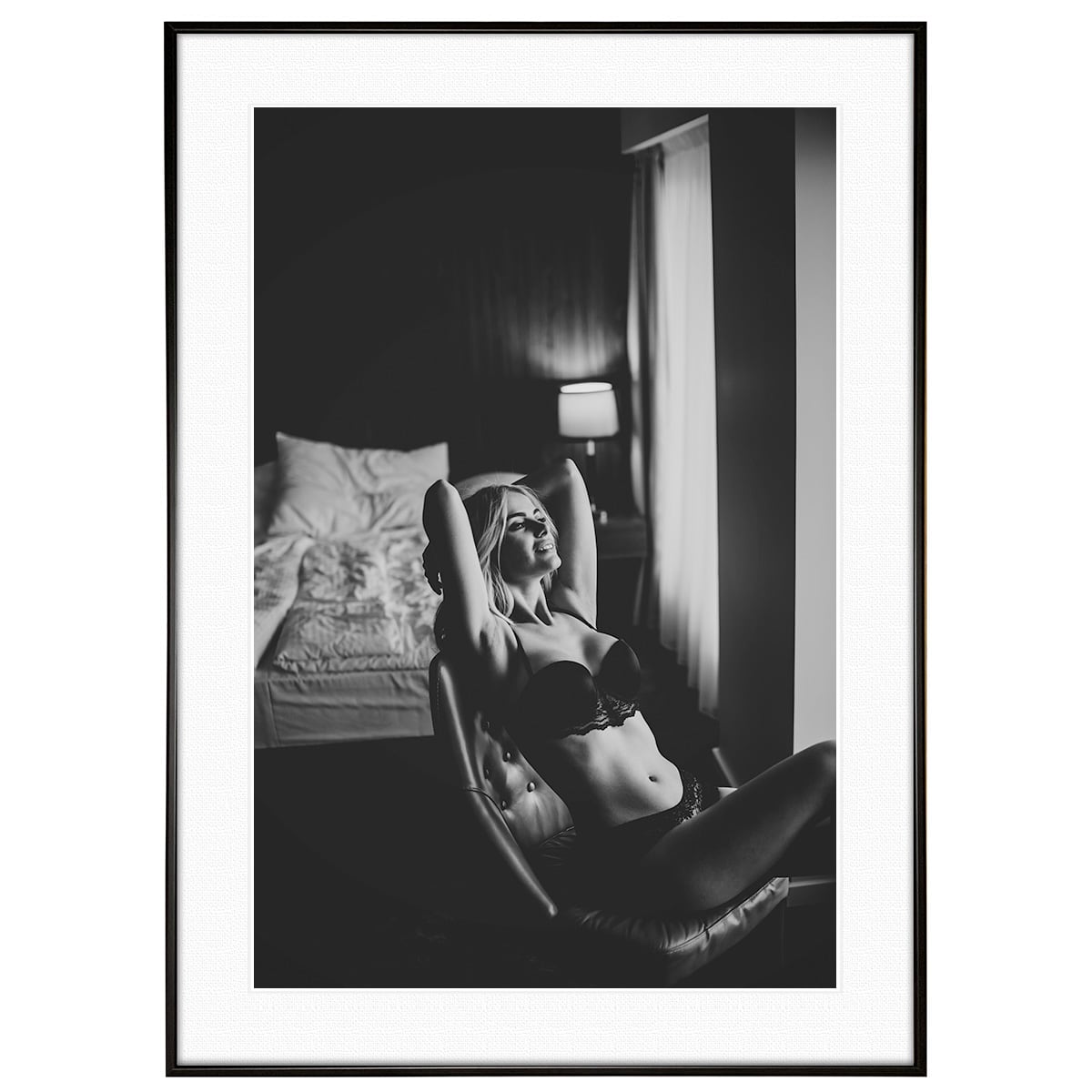 人物写真 光を浴びる女性 インテリアモノクロアートフォトポスター額装 AS4632