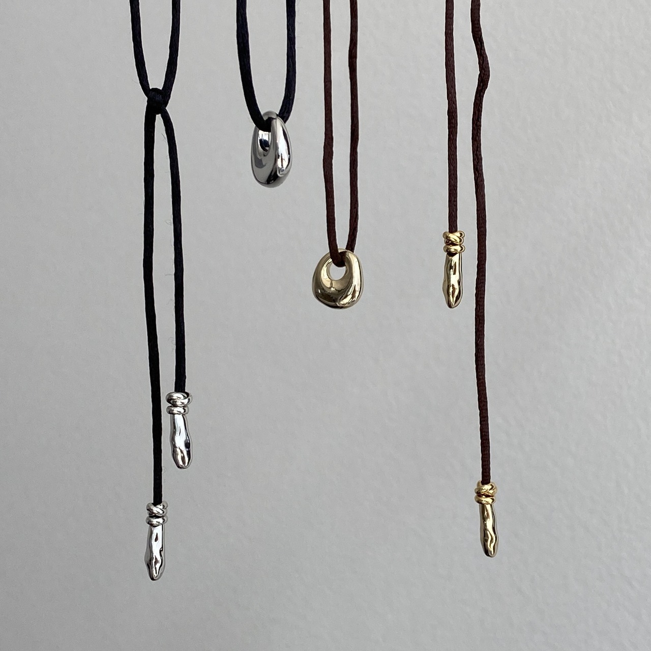 metal motif long choker/gold