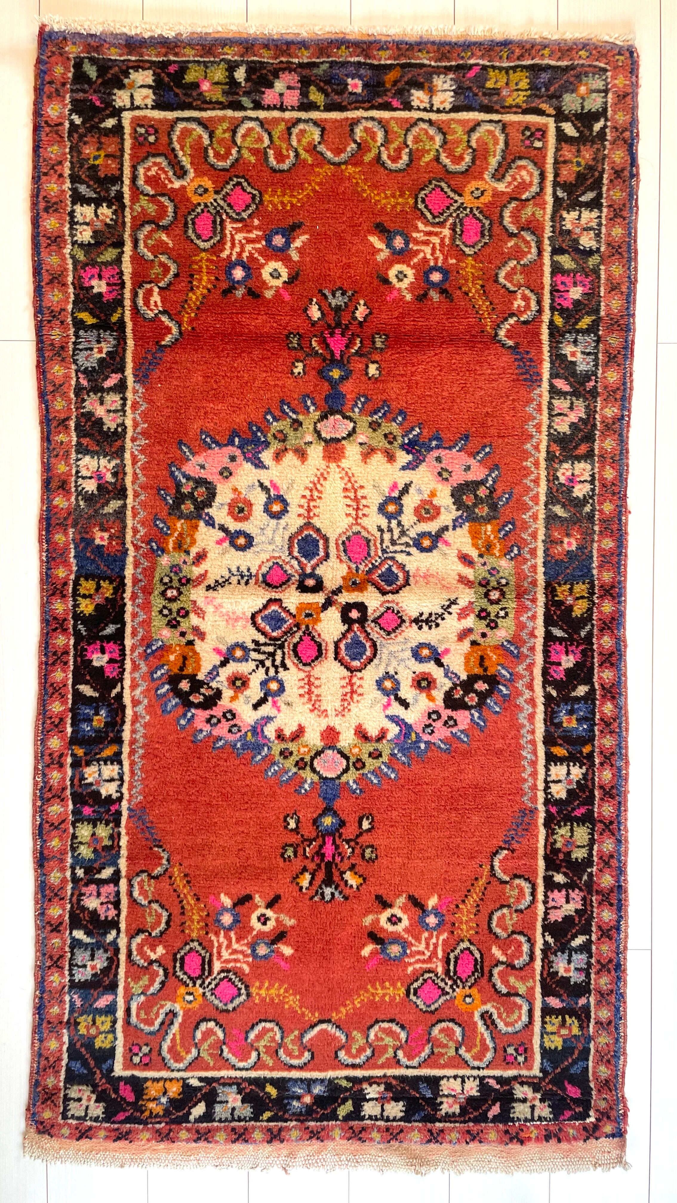 トルコ絨毯【デニズリ(ギュネイ)・50歳程・89×169cm】 | The Souq