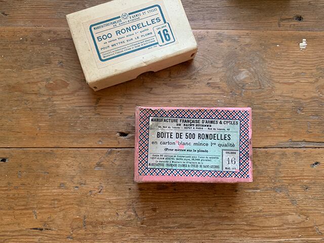 フランス語文字が入った可愛い紙の箱(赤)