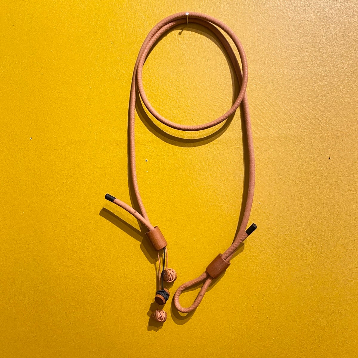 【 DaTribu ダ・トリブ 】ブラジル・アマゾン 天然ゴムネックレス Colar flexeira オレンジ