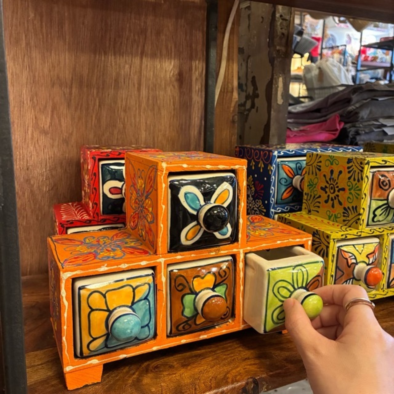 India Blue Pottery Mini 4-Drawer Unit　インド　ブルーポタリ4ドロワーチェスト　凸型　オレンジ　引き出し　置物　玄関収納　メヘンディアート　鍵入れ　印鑑入れ　ハンドメイド