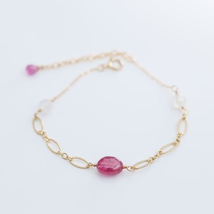 ルビーとブルームーンストーンの14kgf ブレスレット 大人可愛い 華奢アクセサリー