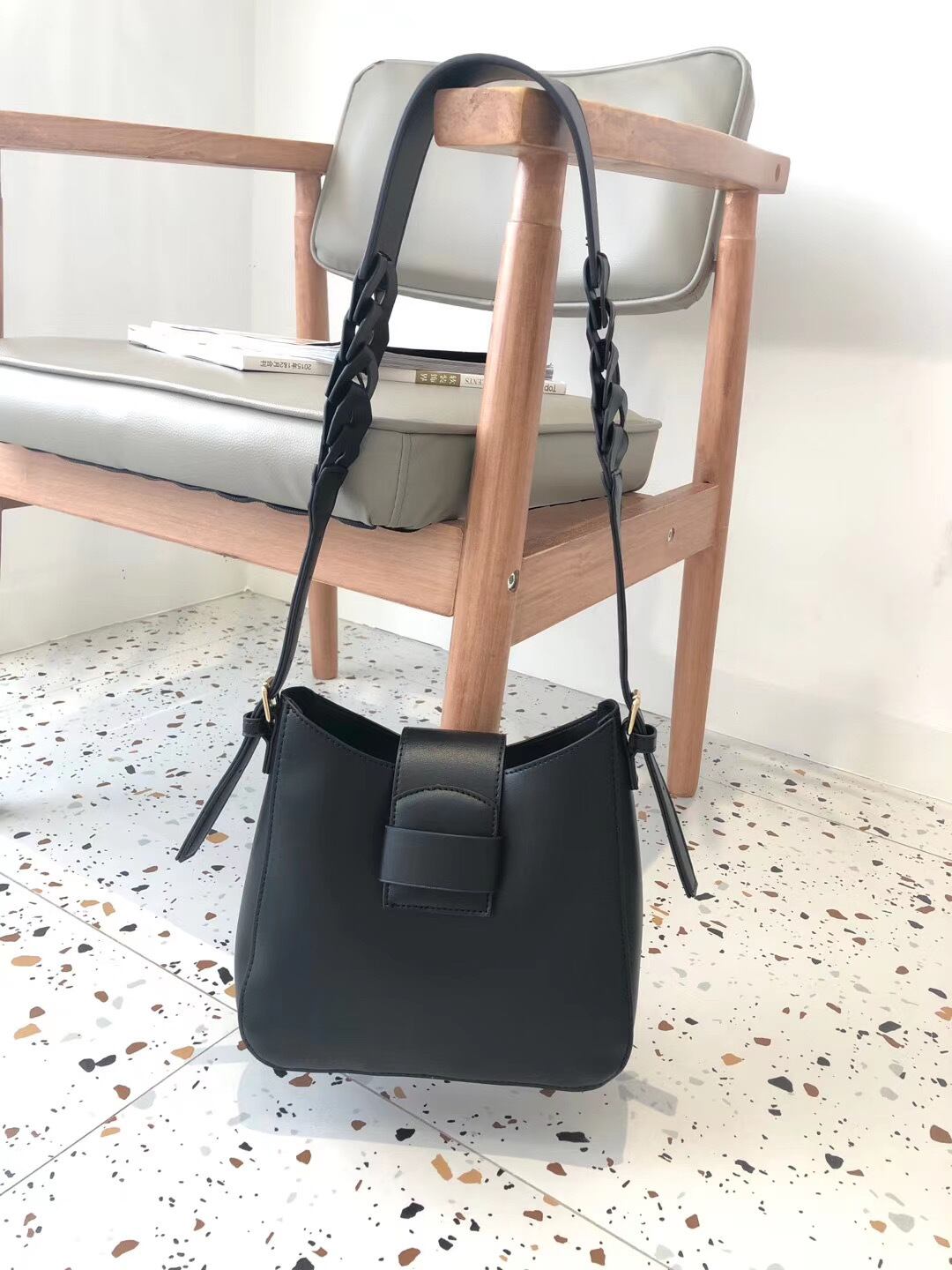 フラップショルダーバッグ