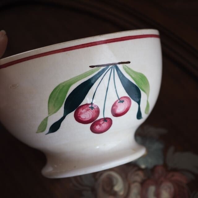 さくらんぼ柄のアンティークカフェオレボウル