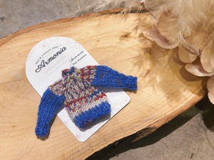 手編みのニットブローチ ブルー