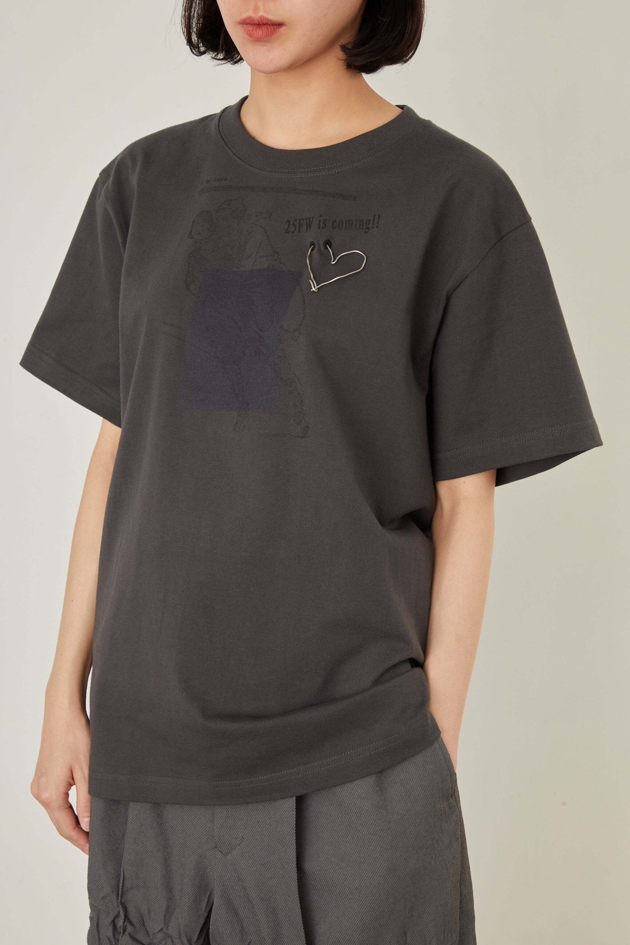 i’m here - FW T-shirt ：Black｜スケートモチーフ／手曲げ真鍮ハート（着脱式）