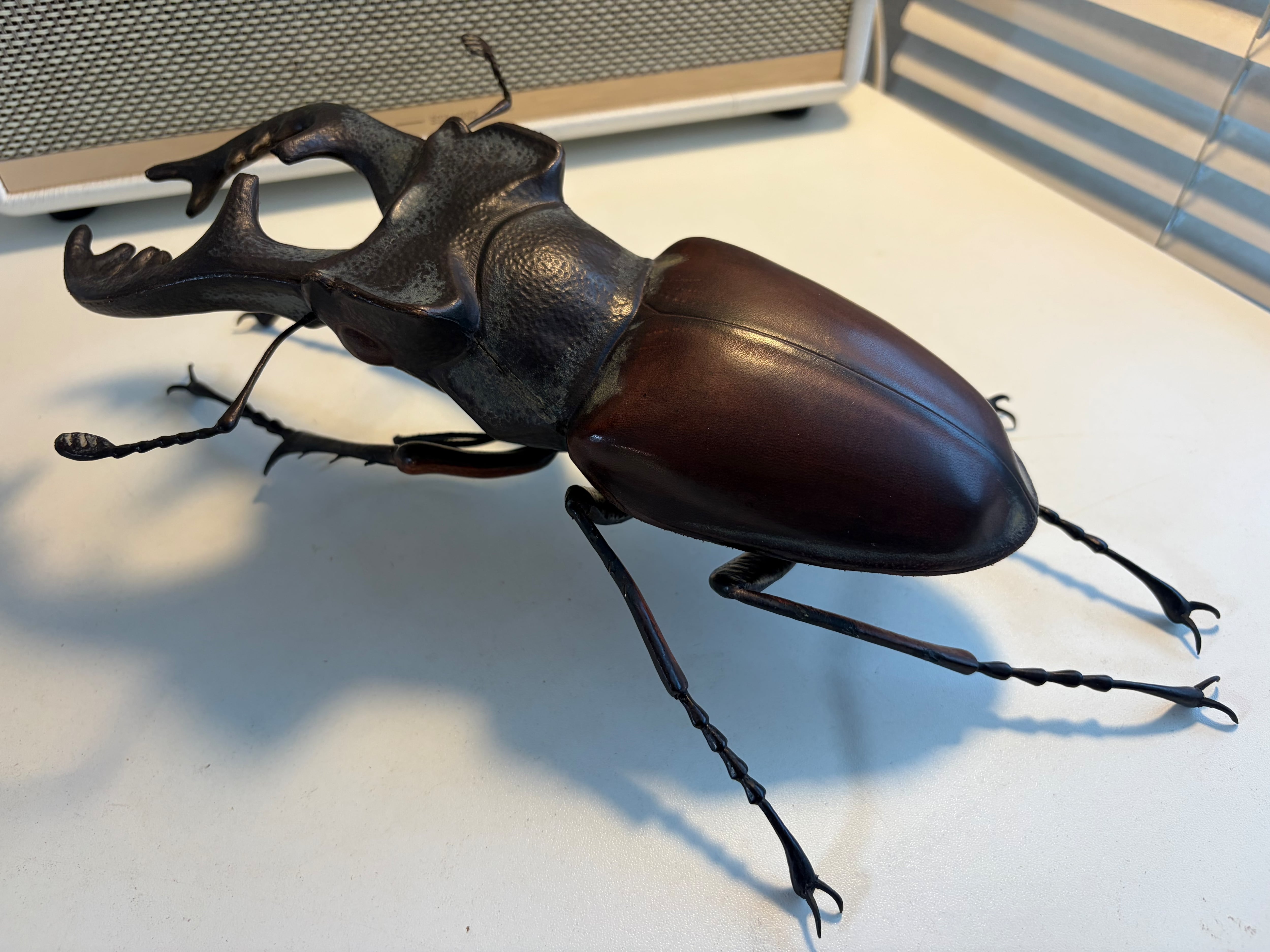 クワガタ (レザークラフト) 足先縦30cm、巾20cm 作者 河野 甲