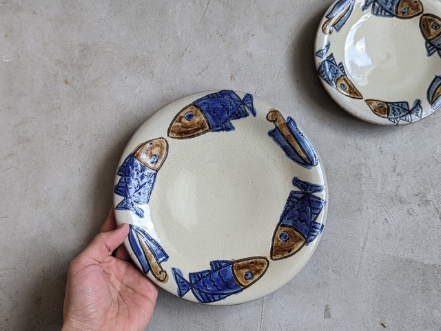 やちむん　皿7寸（魚紋）コバルト　|　ノモ陶器製作所