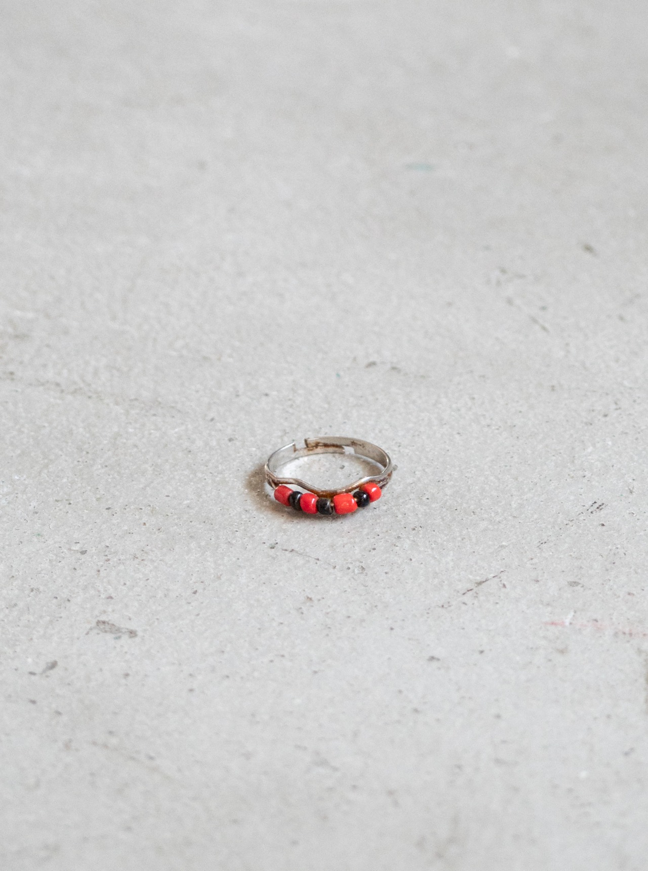 unknown used Red black beads ring