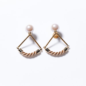 PEARL ON TRIANGLE EARRINGS(GOLD)