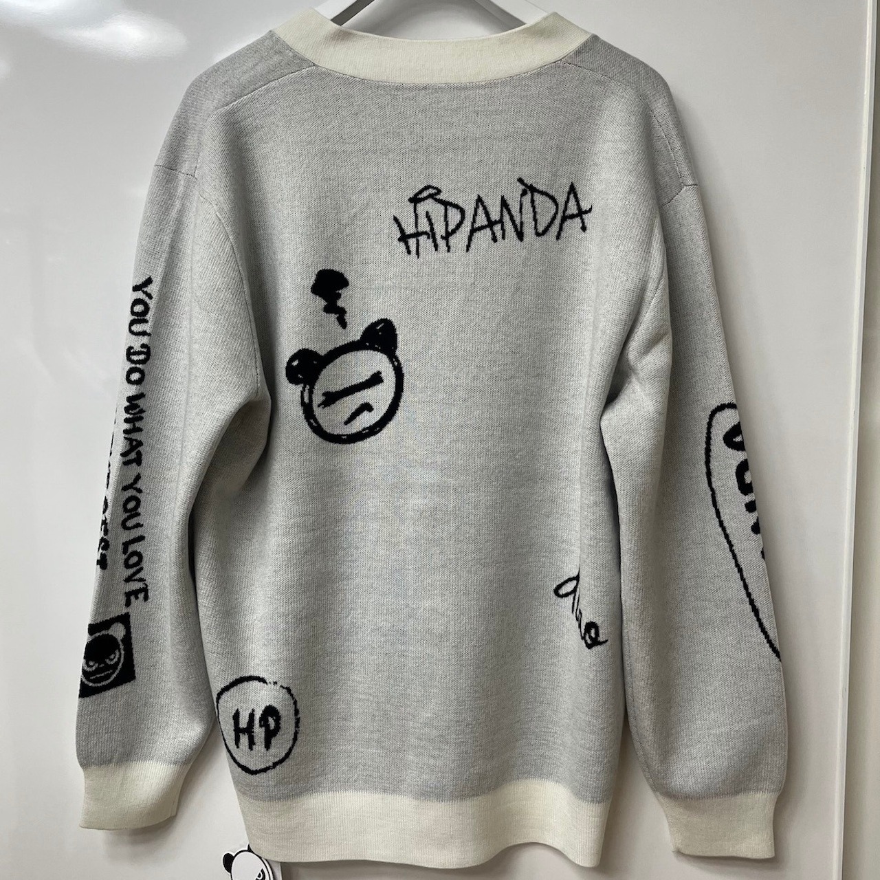 【HIPANDA ハイパンダ】メンズ バスキア パロディ ジャガード セーター MEN'S Jean-Michel Basquiat PARODY JACQUARD SWEATER / WHITE・BLACK