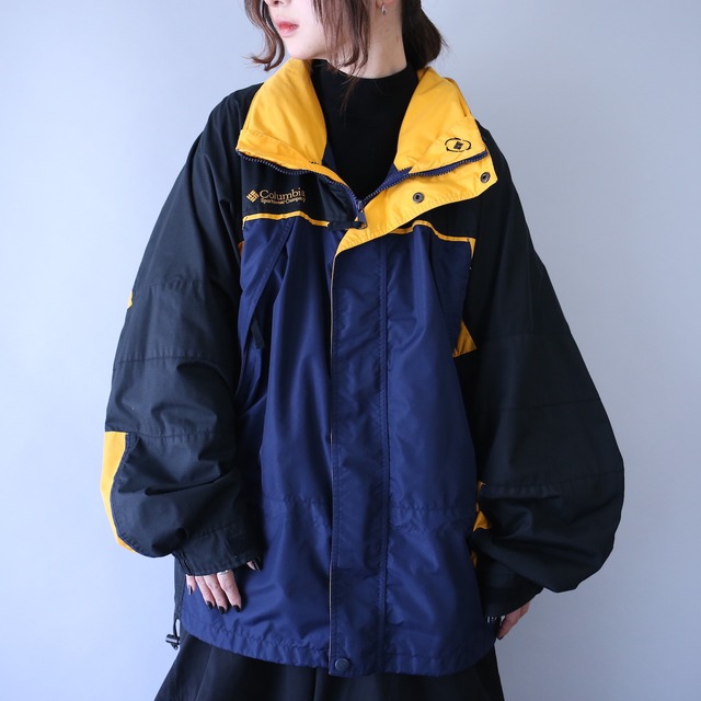 "Columbia" good coloring 3-tone design over silhouette mountain parka