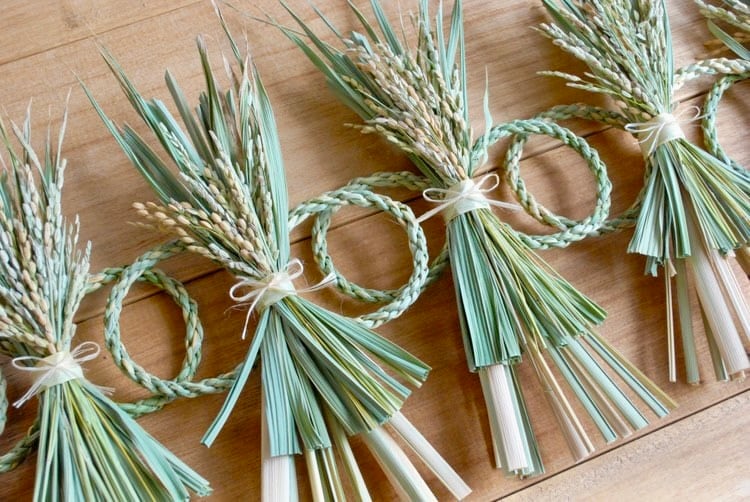 【新年の縁起飾りに✨】人と植物の調和を込めて作られた美しい真菰のしめ縄飾り。