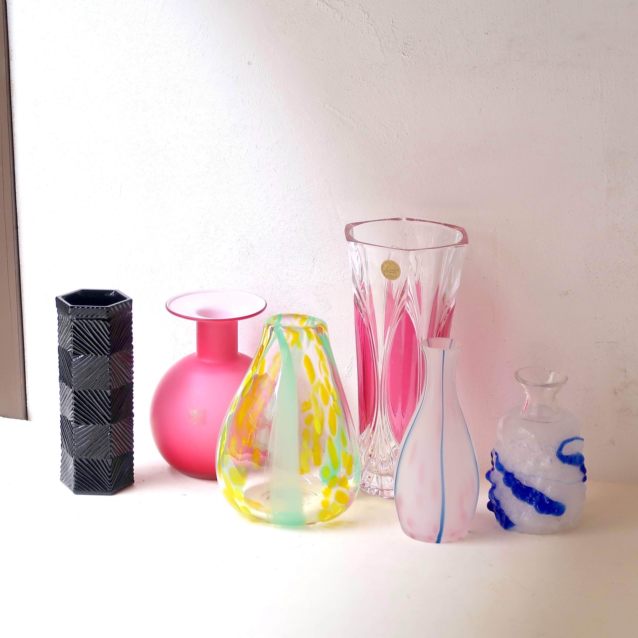 ピンクのカッティング花瓶