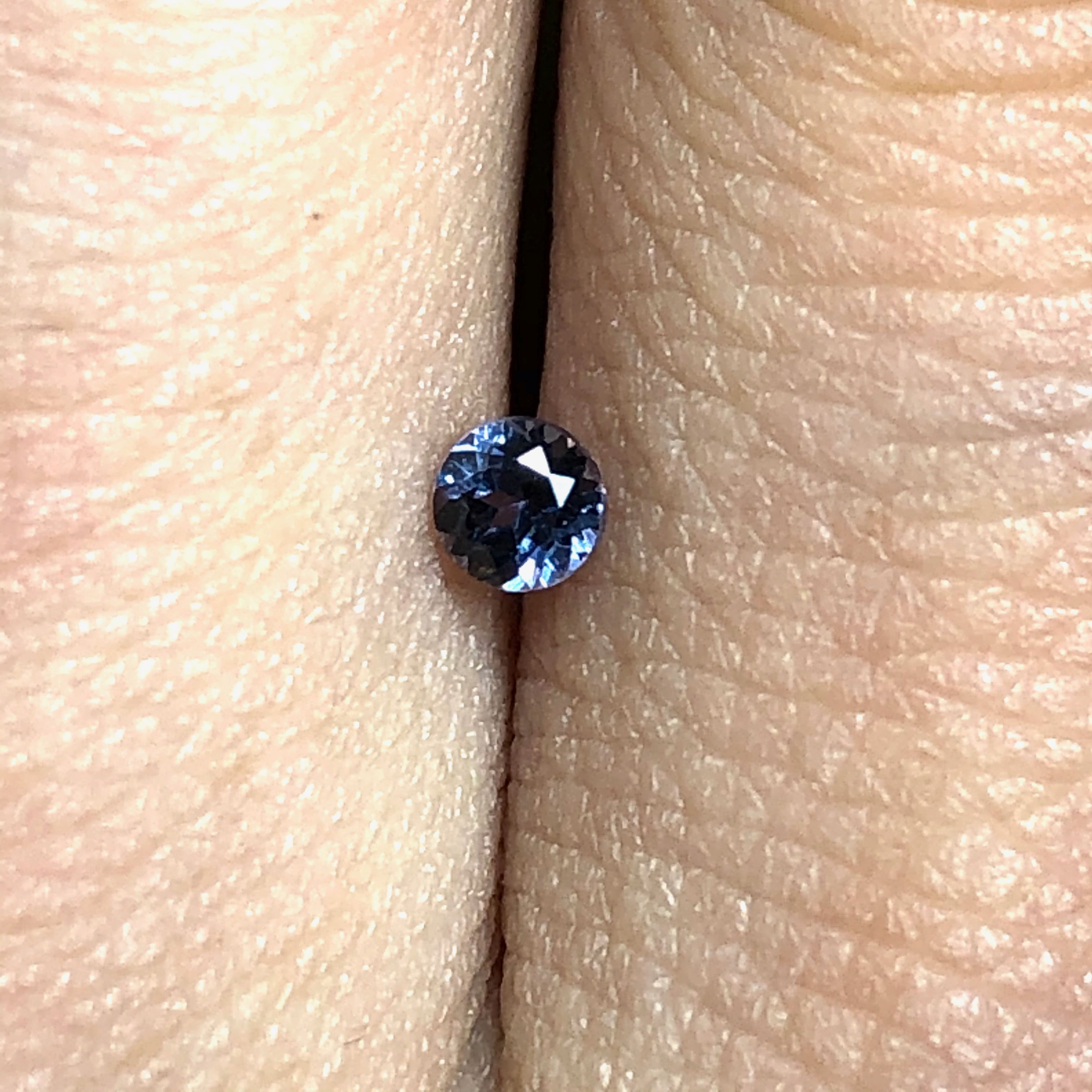 蠱惑のベキリーブルー 0.15ct 天然 カラーチェンジガーネット（ベキ