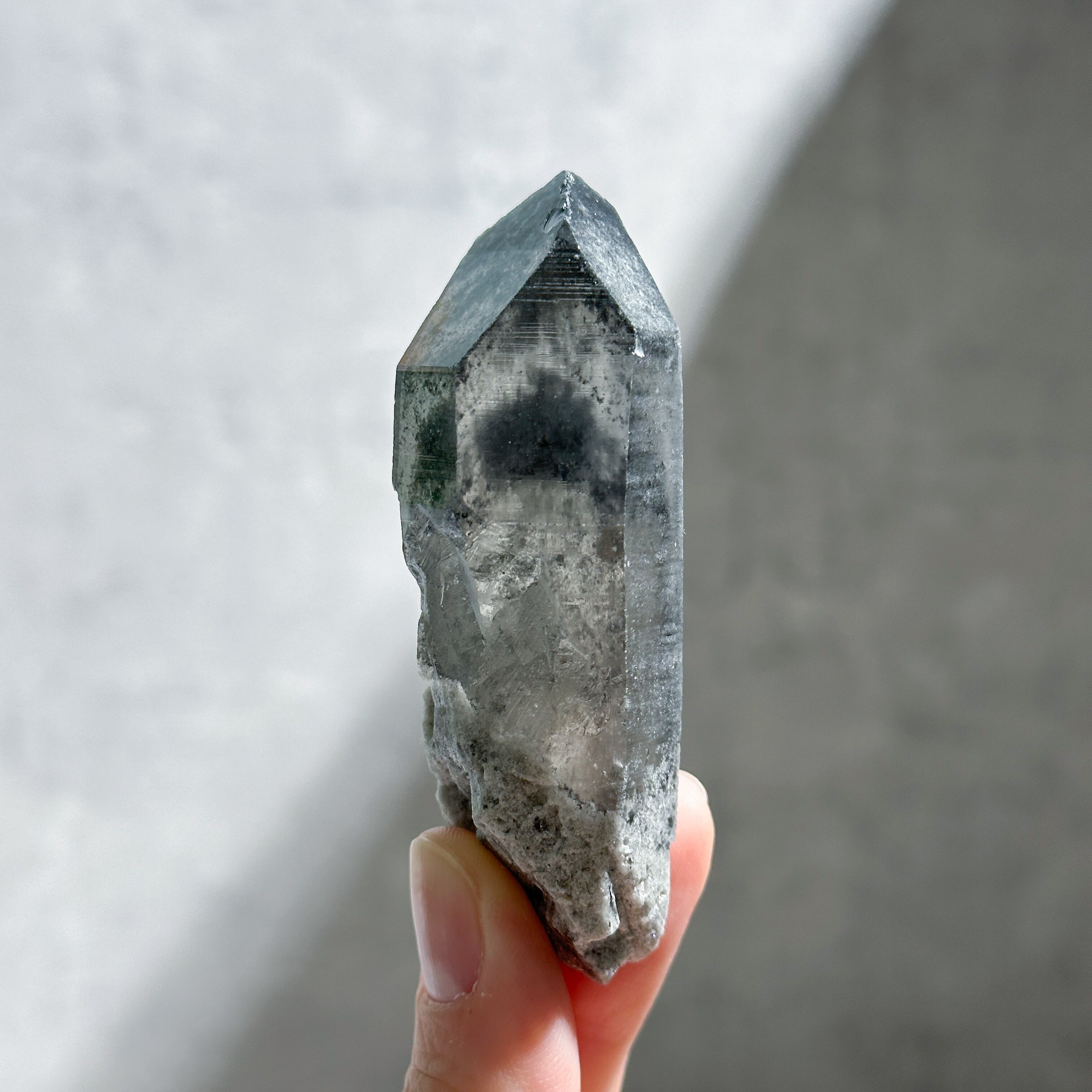 レコードキーパー有り△バイーア産ブラックファントムレムリアンクォーツ原石04◇Black Phantom Lemurian Quartz◇ 天然石・鉱物・パワーストーン