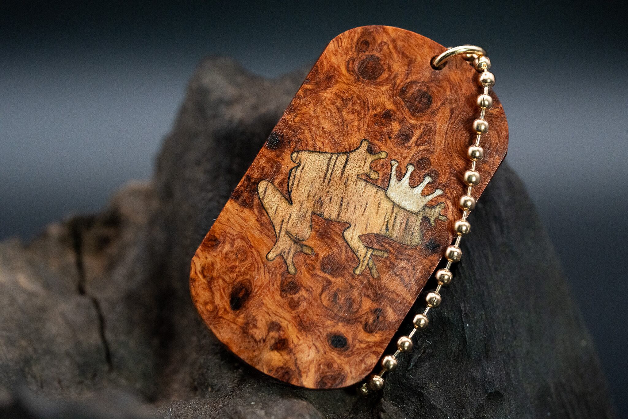 【朱色の銘木】 本花梨瘤 ドッグタグ 象嵌 カエルの王様