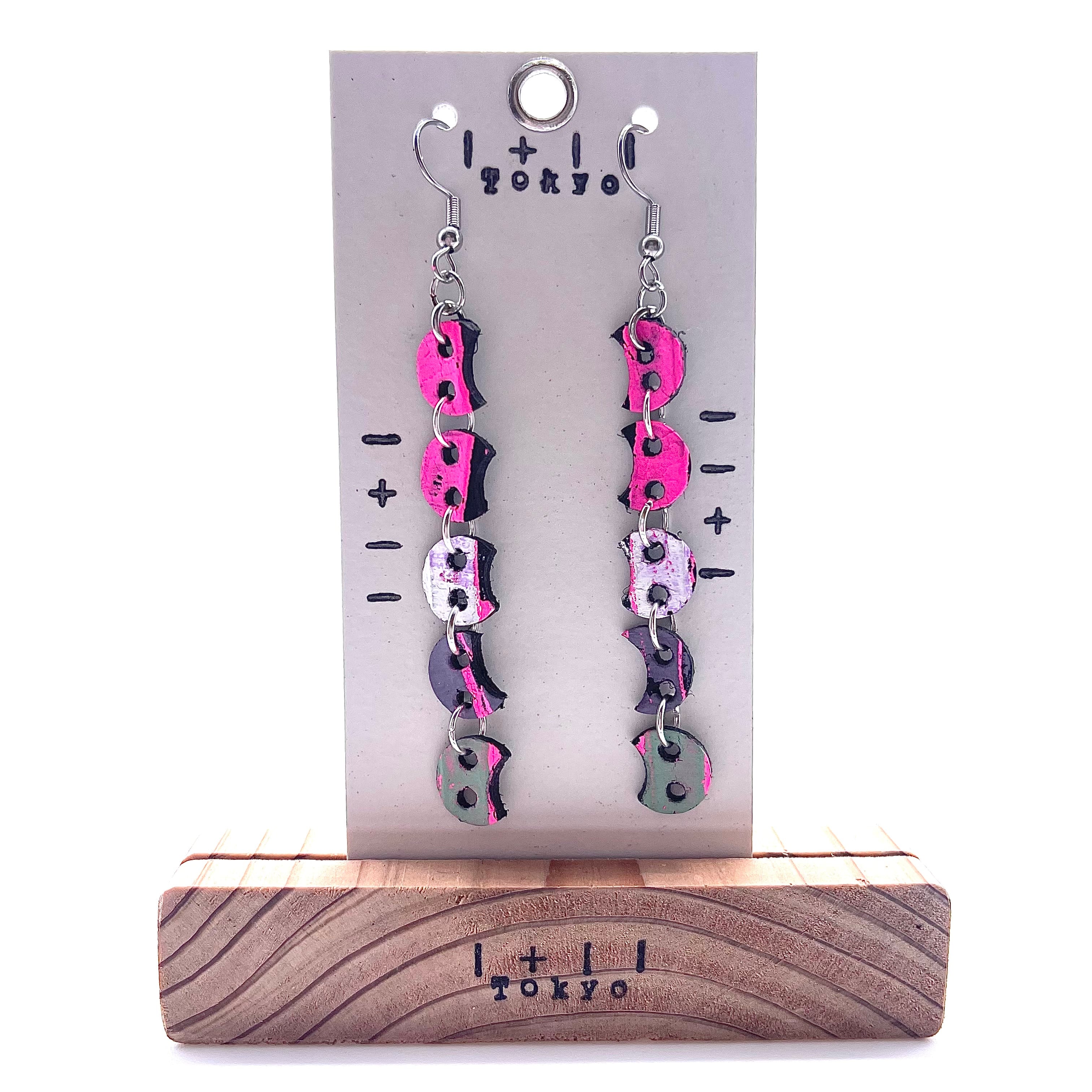 革ピアス　かじったボタン　本革