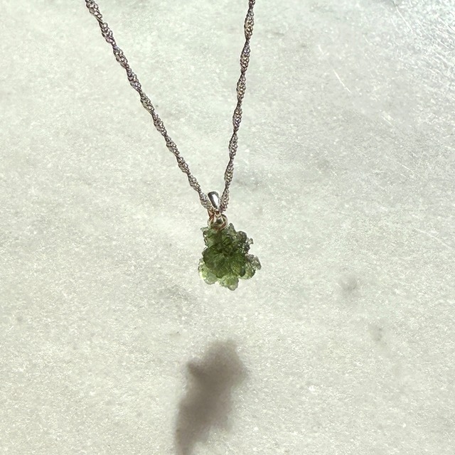 【本場買い付け】【最高品質】【希少石】モルダバイト　ペンダント（革ひも　or　チェーンつき　☆選べます）　NO.5