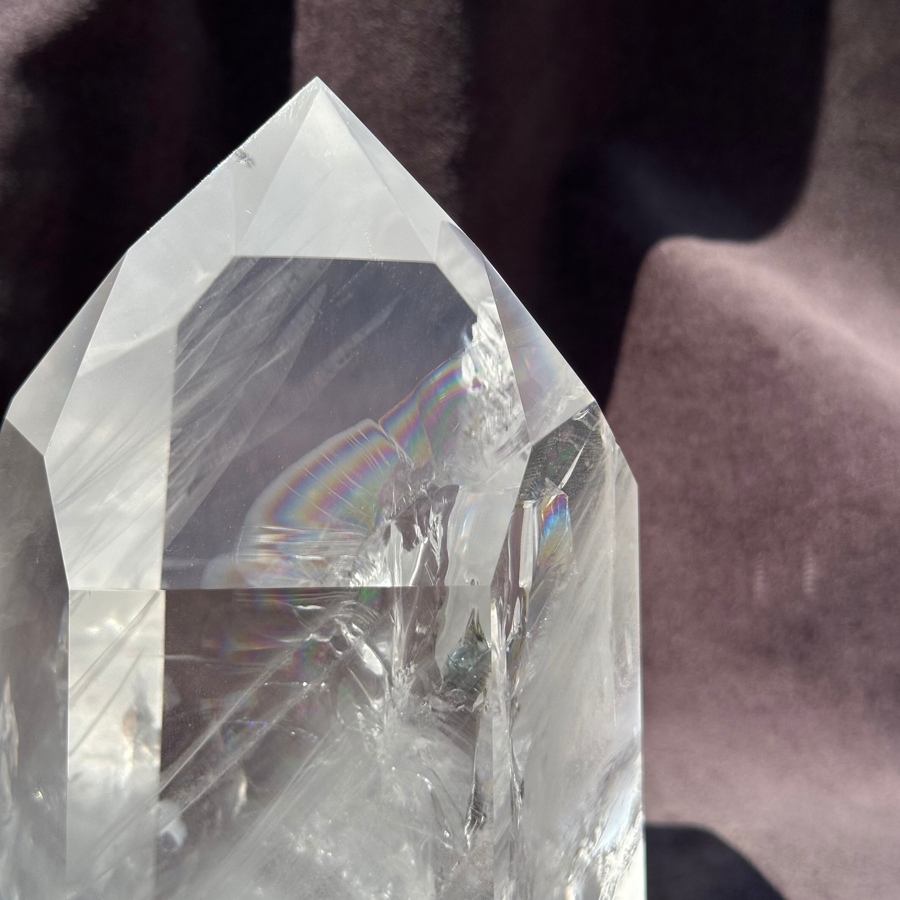 【レムリアン水晶】水晶 ポイント タワー 虹入り ブラジル産 1.9kg 虹色の蝶が羽ばたく【レムリアン水晶】水晶 ポイント タワー 虹