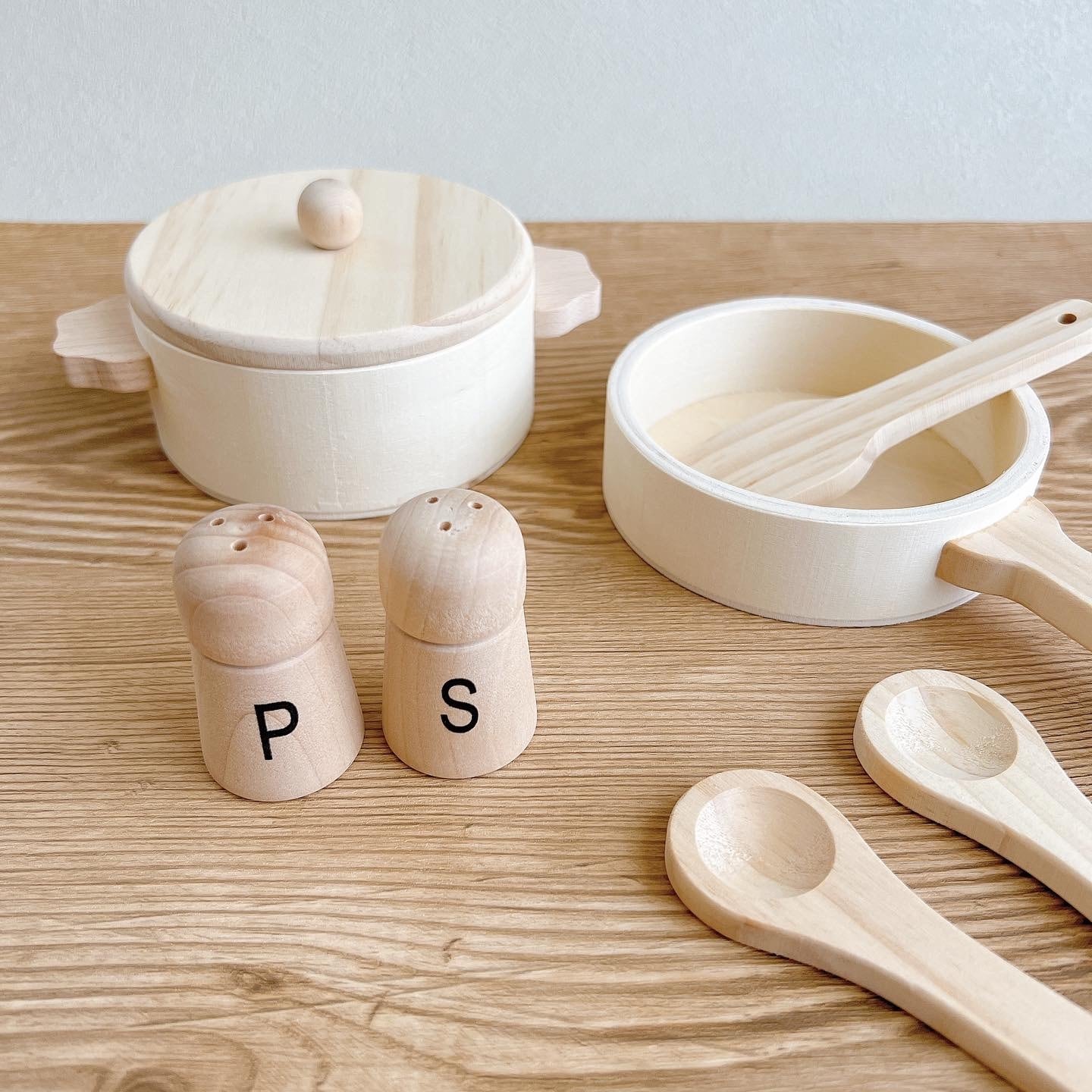 プリンス・エドワード島天然木♡手作り未使用ミニチュア家具＆陶器の食器3点セット Egmont Toys 木製 おままごと キッチンツールセット EGM700153