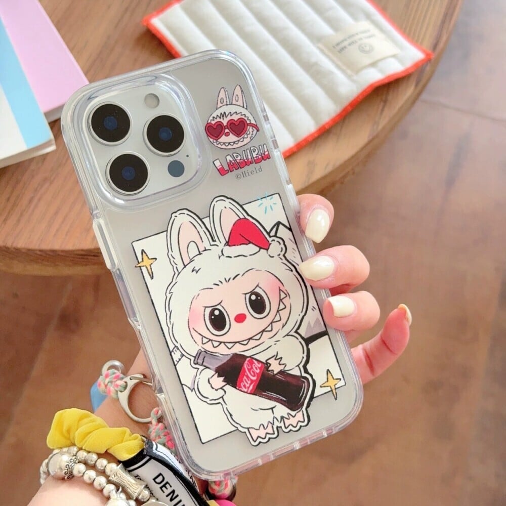 コーラモチーフではじける可愛さ!赤白の定番 Labubu コーラデザイン iPhone ケース 耐衝撃 可愛い 耐衝撃 赤白 レトロ ラブブ