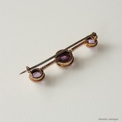 アンティークジュエリー 9ctゴールド 天然アメシスト 3連 バーブローチ (ソーティングメモ付)