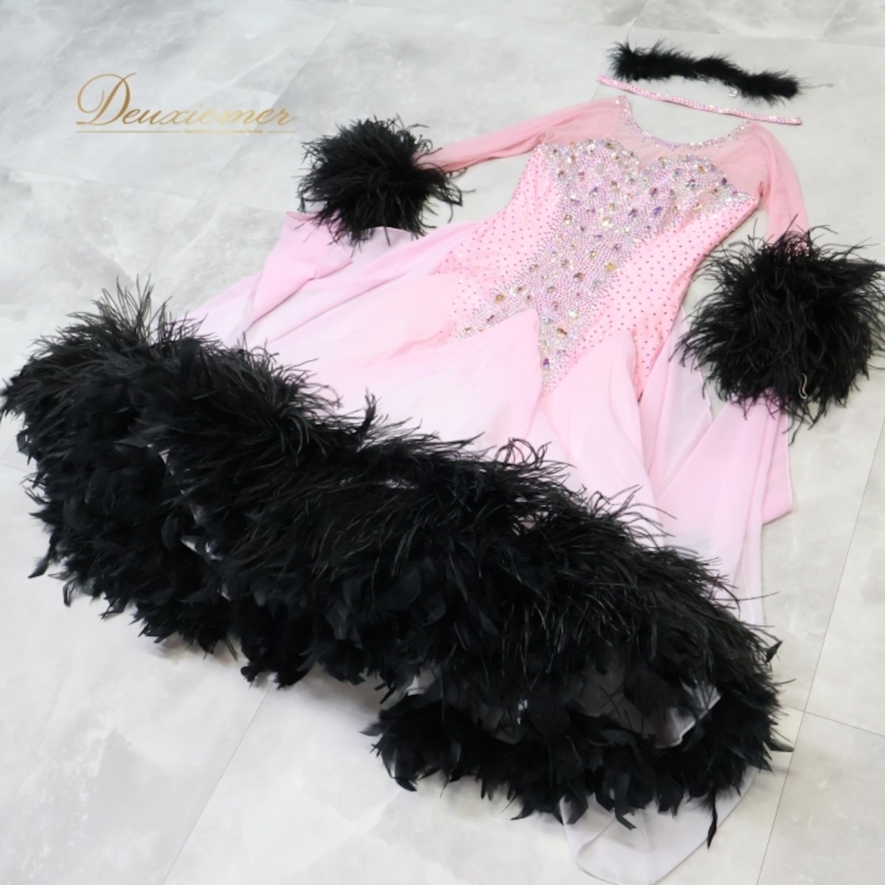 社交ダンス 衣装 スタンダードドレス ワンピース ドレス 黒 ピンク ファー フェザー デモ 競技 ダンス パーティ 発表会 かわいい ゴージャス 明るい 大きめ ブラック系 ピンク系 エレガント 競技用 ダンスパフォーマンス 上品
