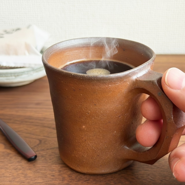 森岡宗彦｜焼締 彫刻ハンドルマグカップ（アツムイ窯）170㏄入る。どんな飲み物にも使えるジャストサイズ。