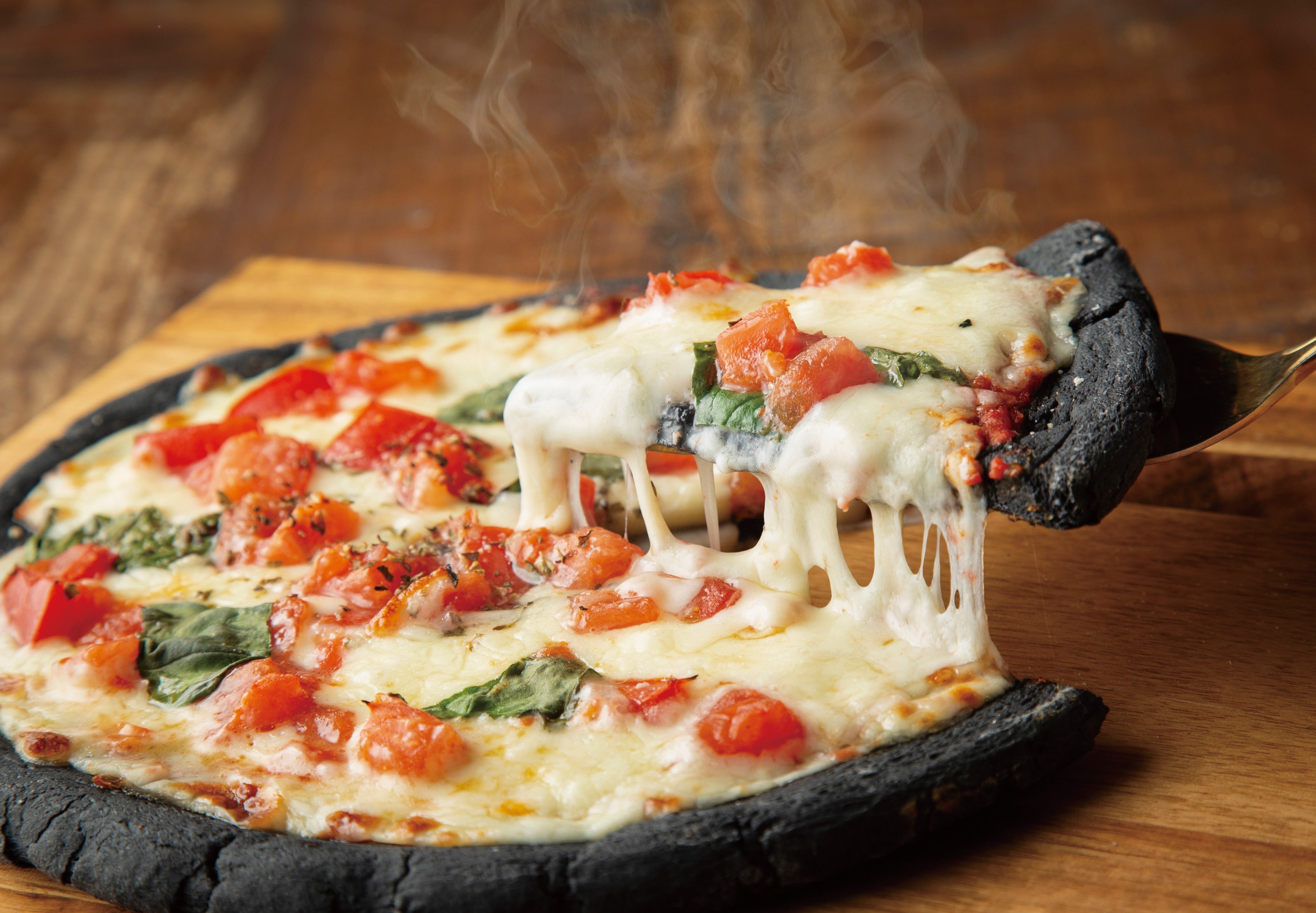 竹炭ピザ トマトのマルゲリータ ヴィーガン対応 | volver