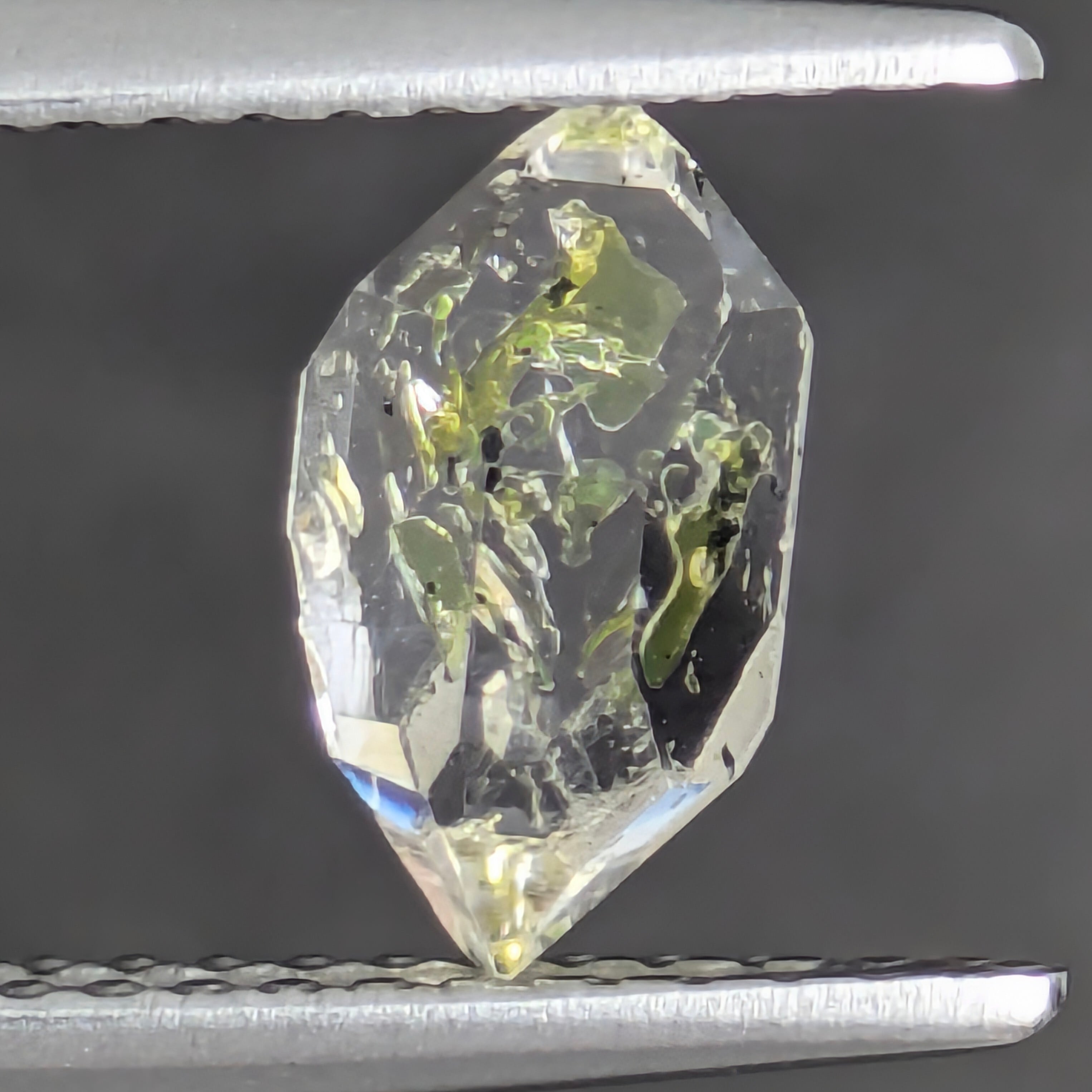 オイル・イン・クォーツ原石【0.95ct】 PRO208982 | Gem's Subculture