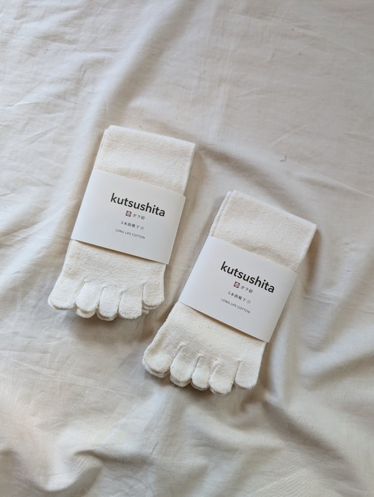 益久染織研究所　ガラ紡の５本指靴下（生成）