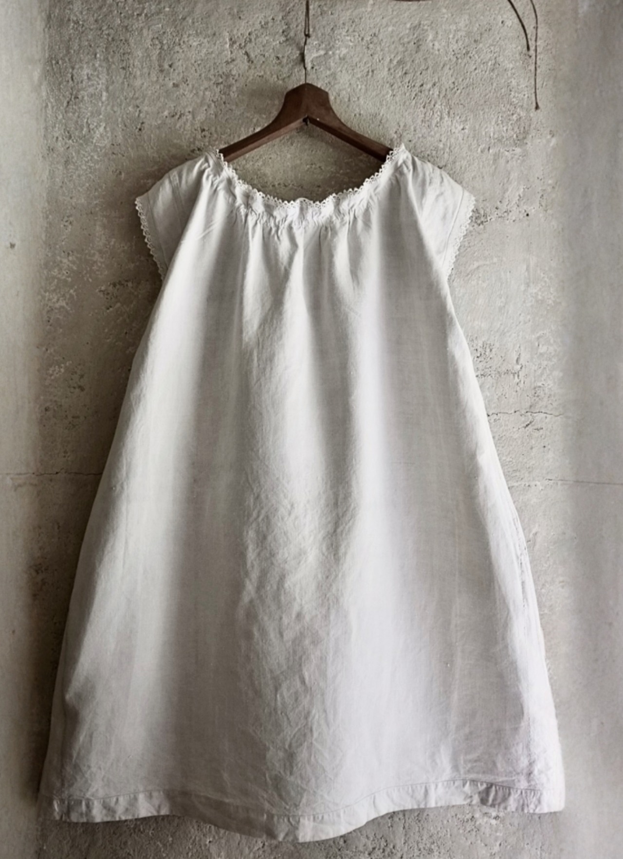 フランス 1900s リネン 小さなレースとピンタックとギャザーワンピース アンティーク