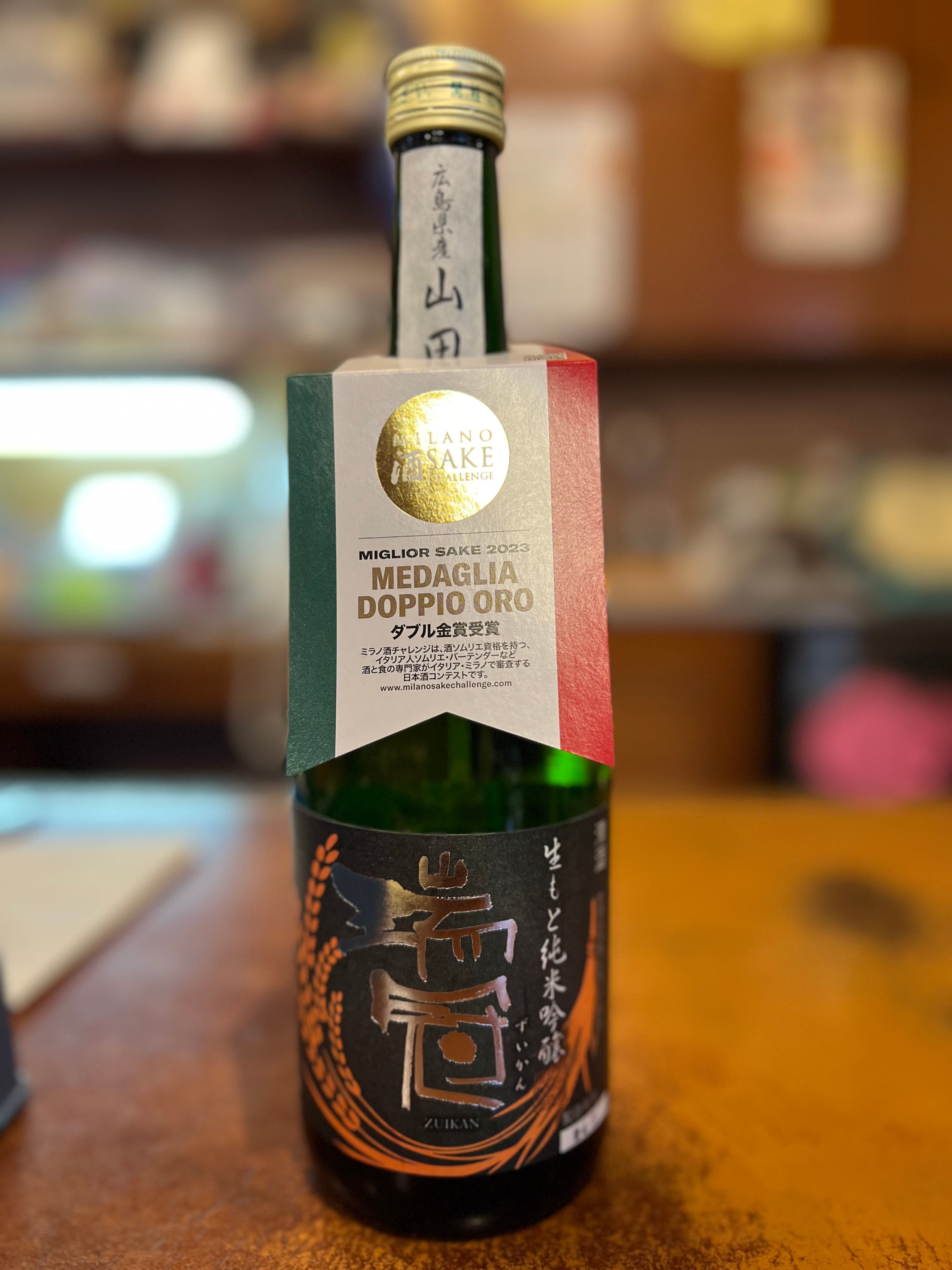 姚 夜鈴コラボセット大B_直筆サイン入りポストカード+オリジナルラベル風ステッカー2組付日本酒(瑞冠 純米吟醸 生酛中汲み1800ml)