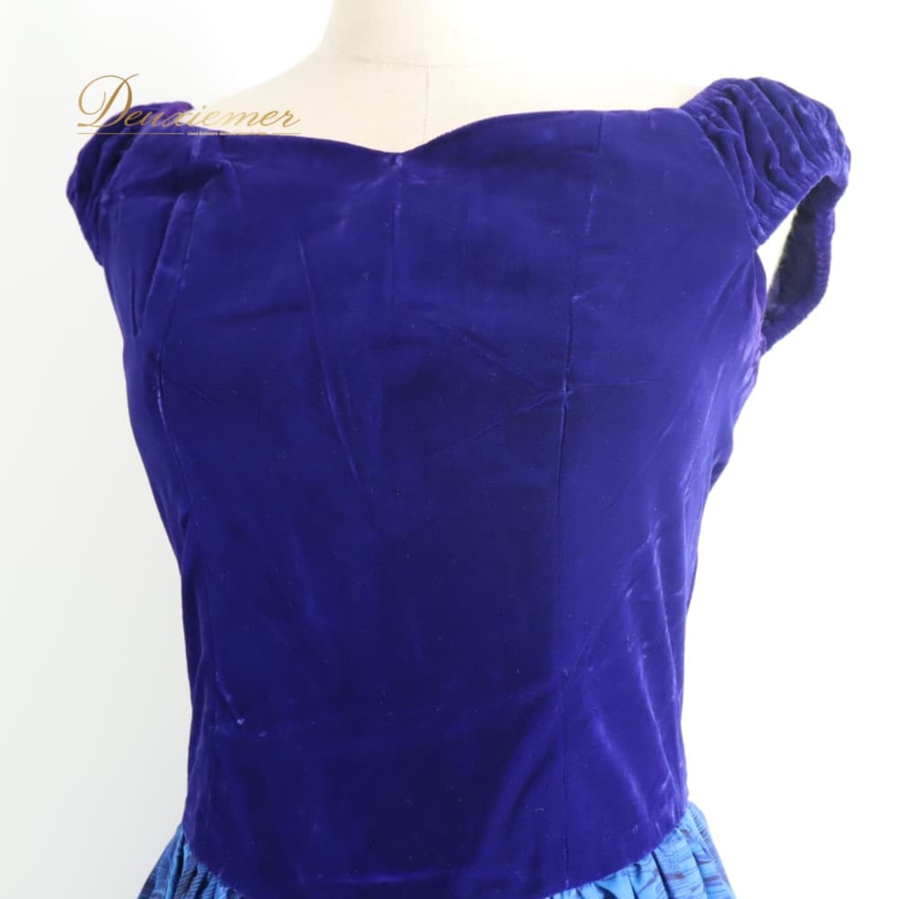 フラダンス 衣装 CC Fashions CCファッション ワンピース ドレス ブルー系 ベロア生地 高級感 プルメリア柄 花柄 植物柄 ハワイアンプリント ハワイアン アロハ フラ ダンス レッスン 練習 ハワイアンダンス フレアスカート ノースリーブ 青 紺 ネイビー系 華やか 鮮やか かわいい おしゃれ 上品