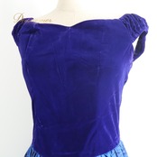 フラダンス 衣装 CC Fashions CCファッション ワンピース ドレス ブルー系 ベロア生地 高級感 プルメリア柄 花柄 植物柄 ハワイアンプリント ハワイアン アロハ フラ ダンス レッスン 練習 ハワイアンダンス フレアスカート ノースリーブ 青 紺 ネイビー系 華やか 鮮やか かわいい おしゃれ 上品