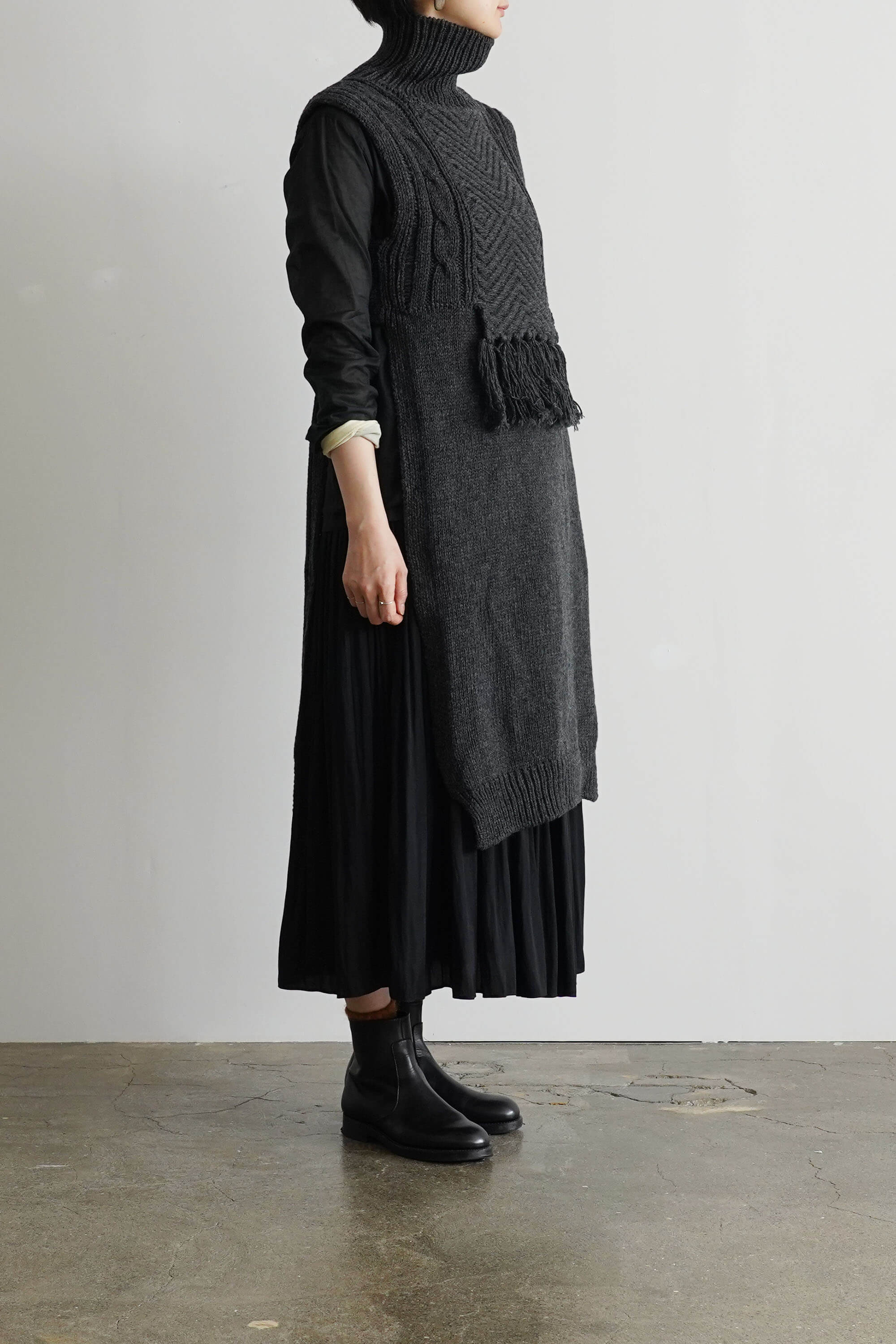 WONDER FULL LIFE - ハンドニット ベスト（ロング） charcoal gray 