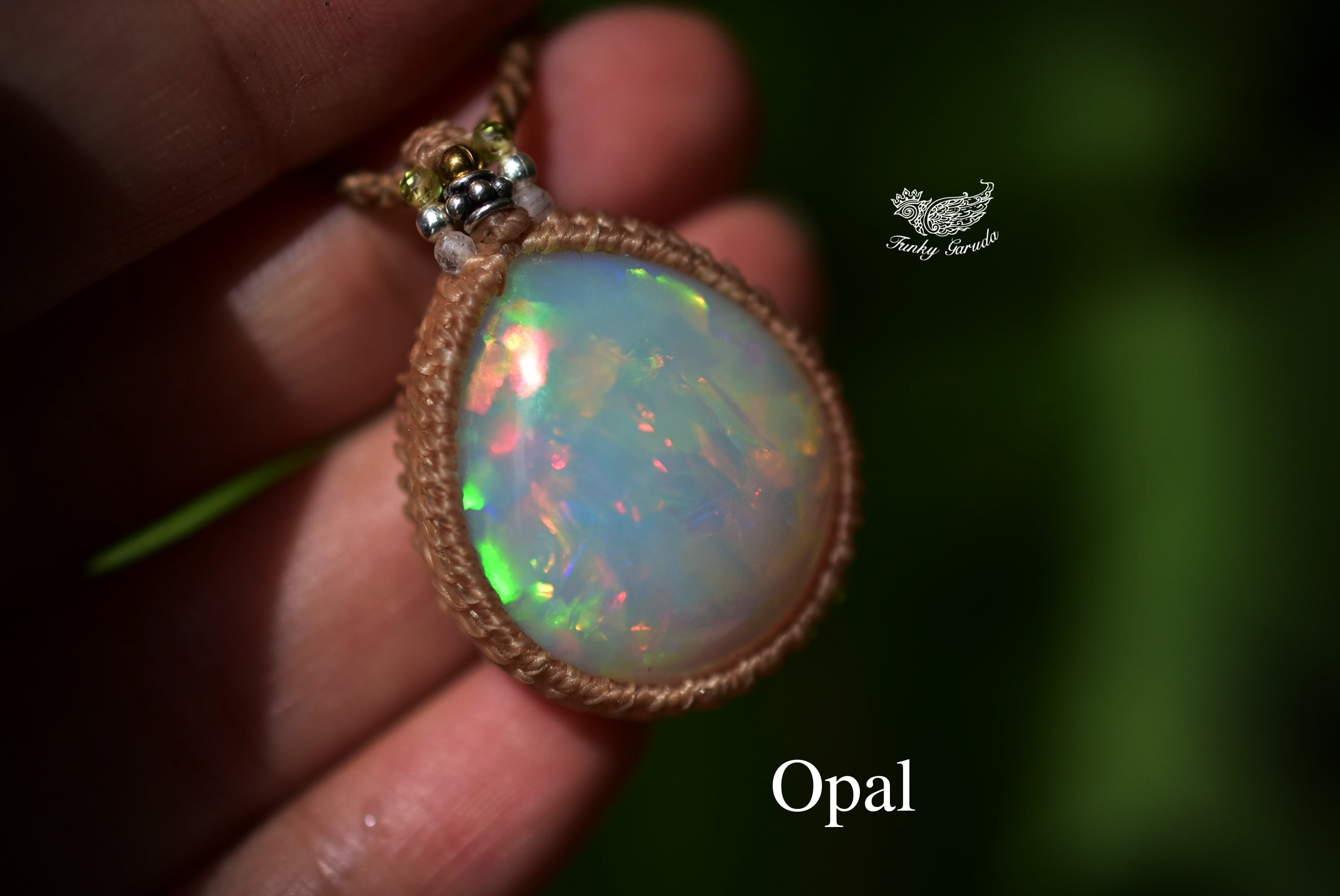 虹プリズム☆32.5ct☆プレシャスオパール マクラメペンダントA5