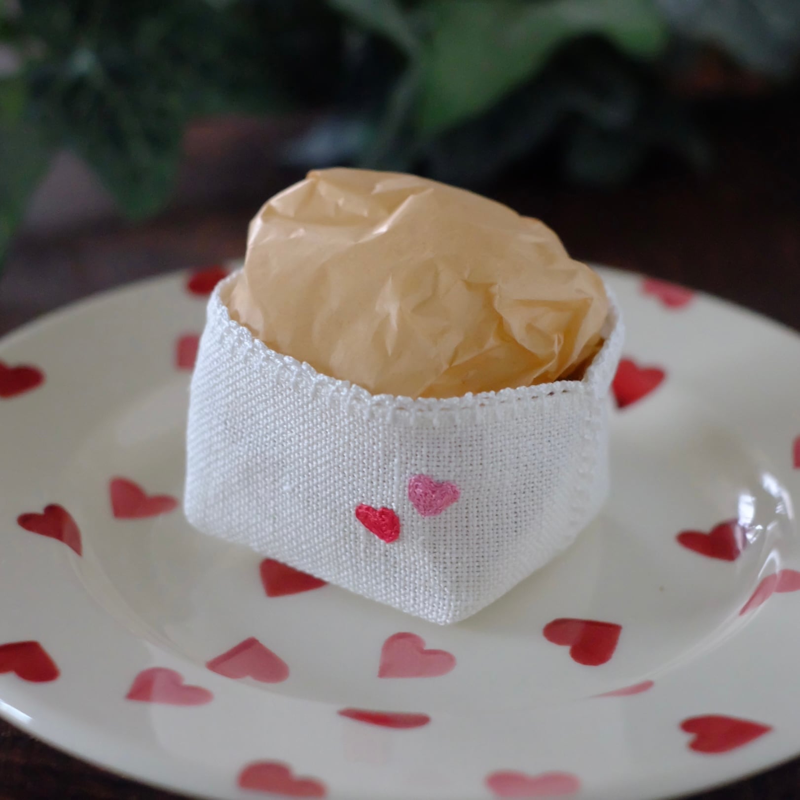 スコーンホルダー〜縁ホワイト〜"for 1"&プレート《ピンクハート・中サイズ》セット