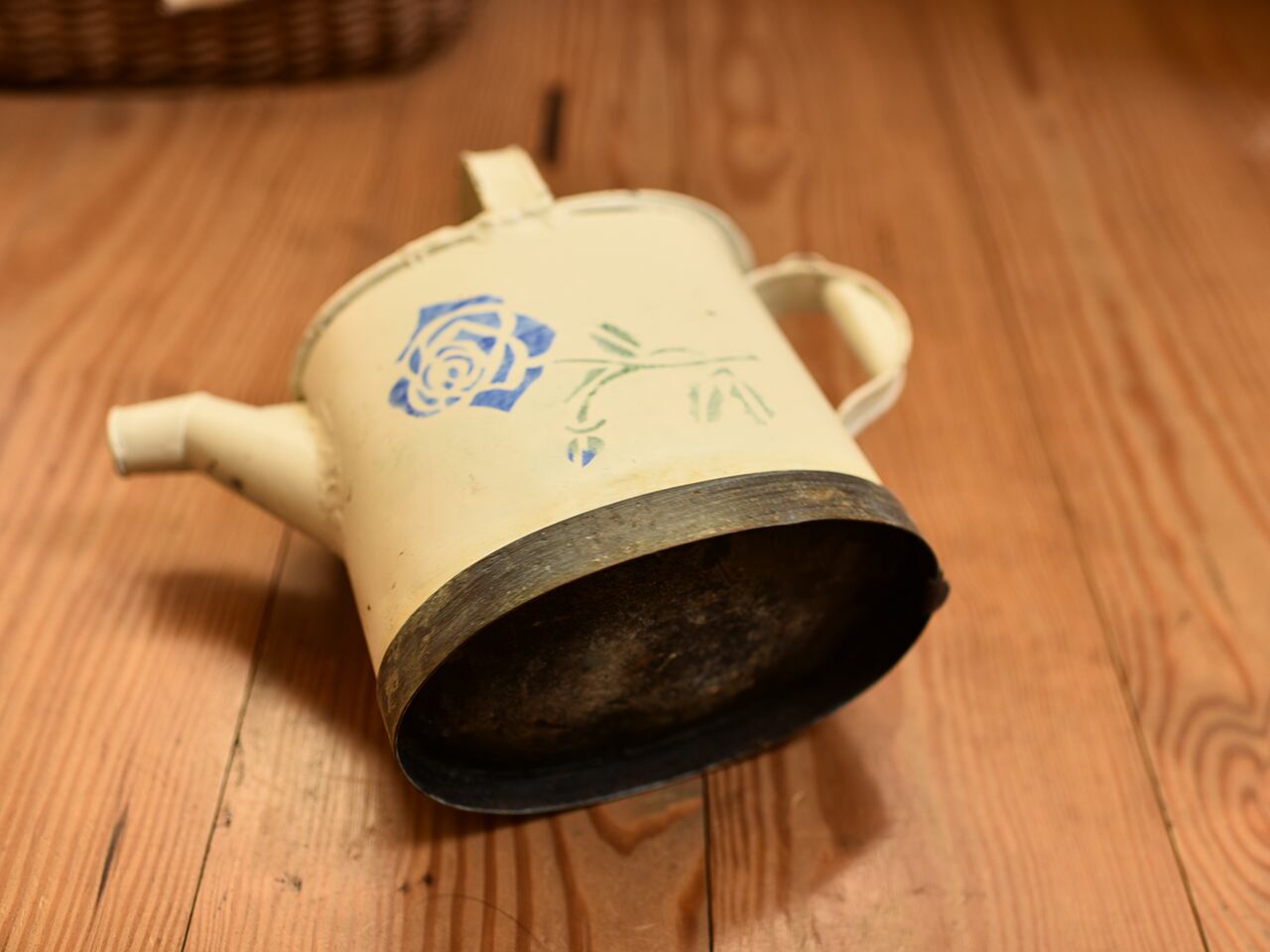 白地にお花柄がかわいい白のジョーロ フレンチアンティーク