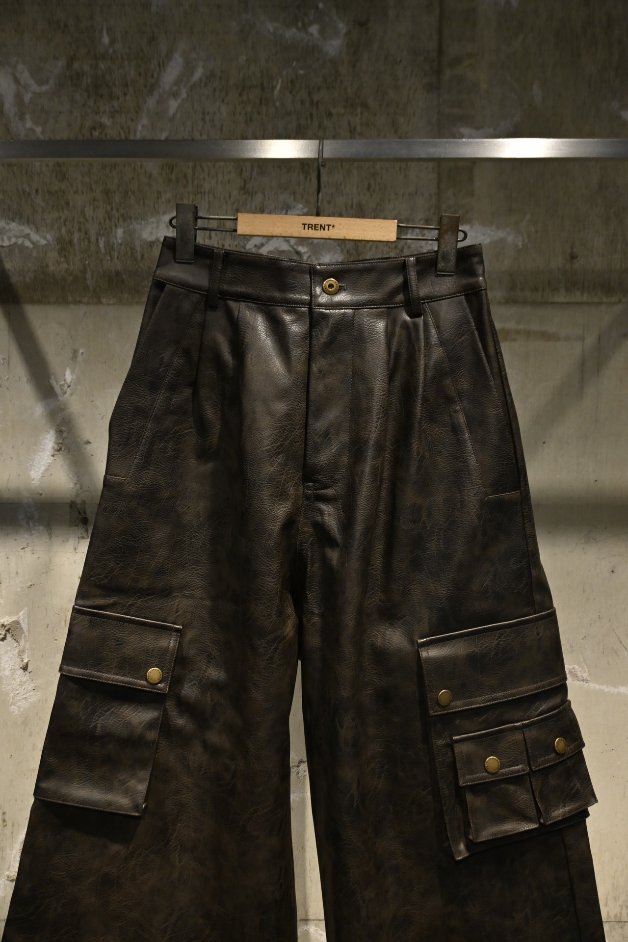 【26AW | MEN】Feng Chen Wang フェンチェンワン / パンツ / Brown Distressed Faux Long Leather Trousers with Utility Pockets FUF22TR34 - 3