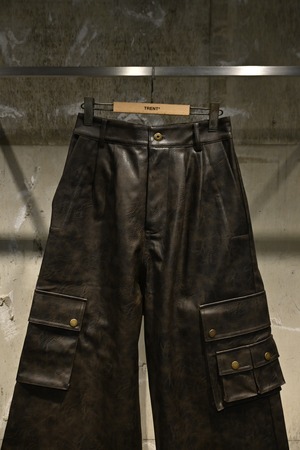 【26AW | MEN】Feng Chen Wang フェンチェンワン / パンツ / Brown Distressed Faux Long Leather Trousers with Utility Pockets FUF22TR34