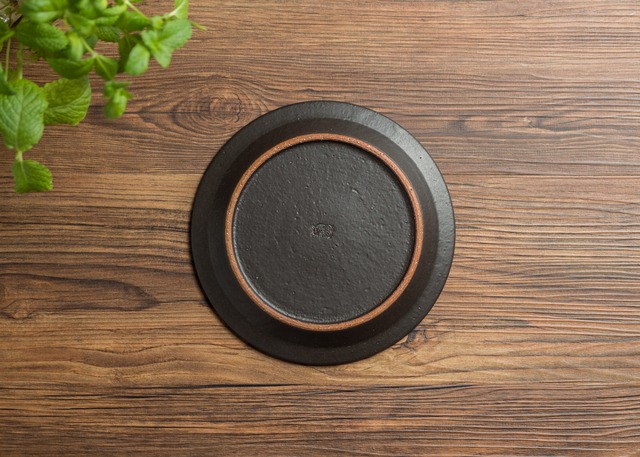 SHIROUMA 洋皿 18cm 黒（中皿・パン皿・ケーキ皿）／長谷川 哲也