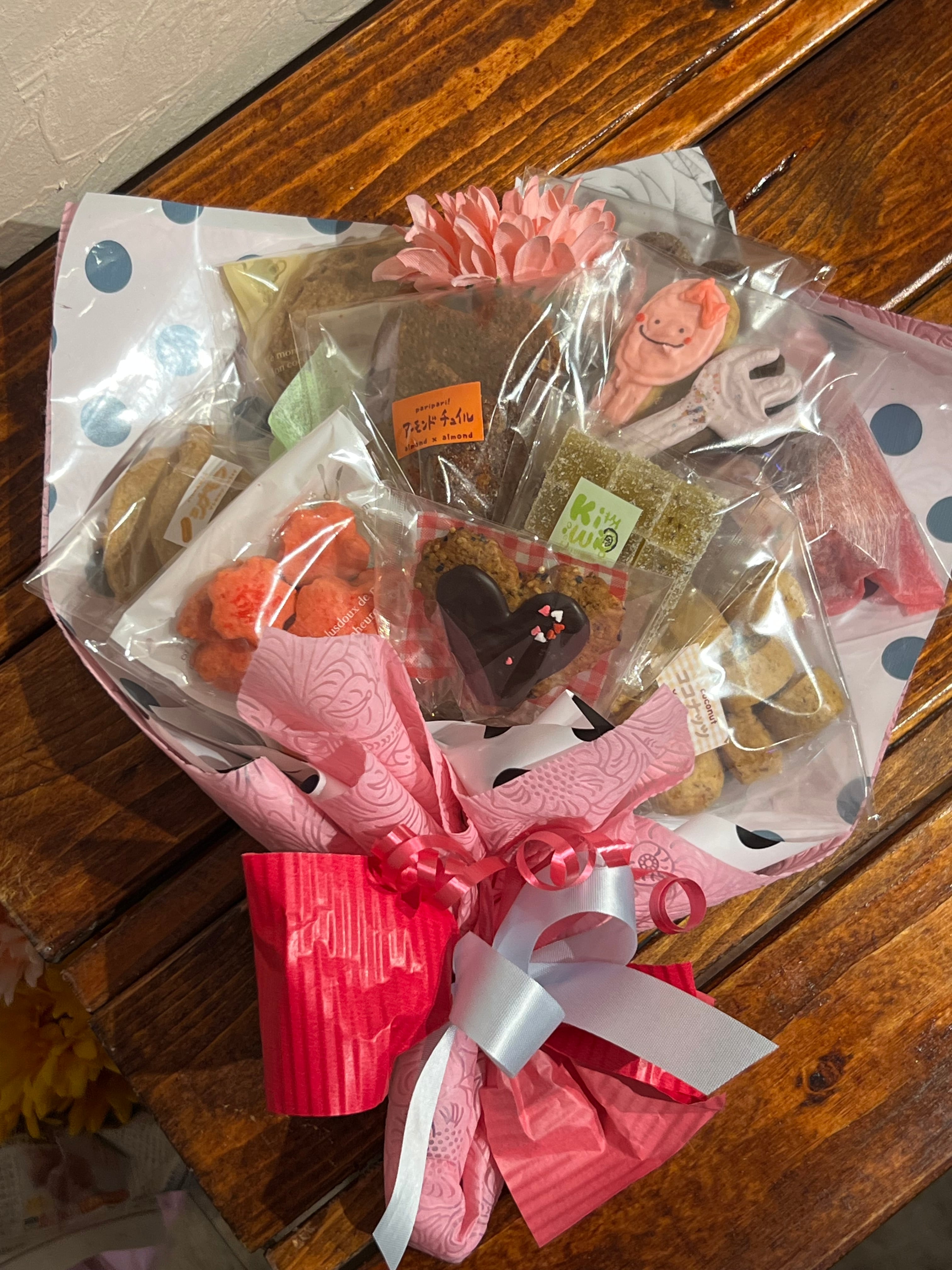 お菓子のブーケ オリジナルメッセージ入り | Yummy Cakes