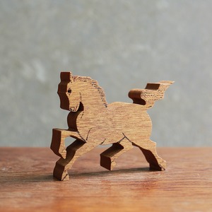 力強く駆け出す、味わい深いの馬