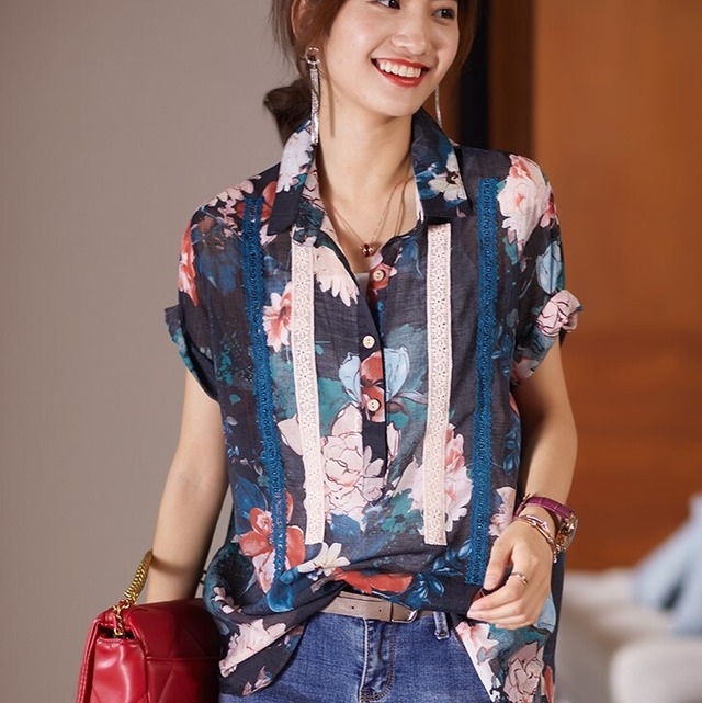 トップス シャツ レディース 送料無料 袖あり 半袖 ボリューム袖 襟付き レース かわいい 大人可愛い カジュアル おしゃれ かっこいい レトロ アジアン エスニック エキゾチック 大人女子 こなれ感 ラフ ルーズ 個性的 クール モード系 モダン 存在感 とろみ感 抜け感 L XL 2XL 3XL 4XL 5XL 大きいサイズ 大きめ ビッグサイズ ゆったり ゆる 青 ブルー 花柄 小花柄 フラワー 春 夏 秋 20代 30代 ママ お出かけ 休日 アウトドア リゾート 旅行 海 普段使い 体系カバー